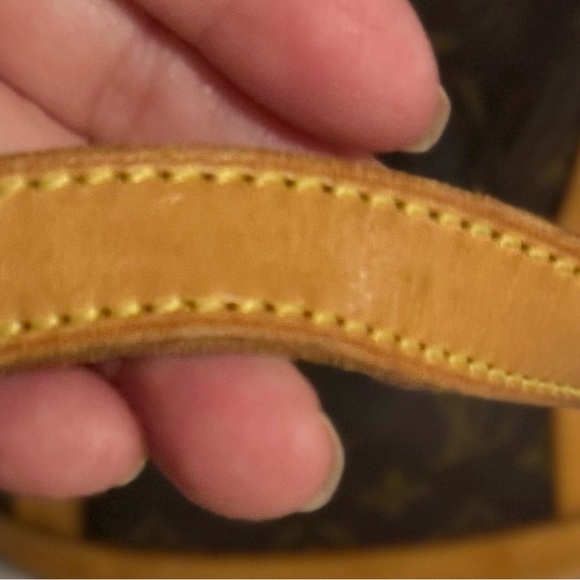 LV Monogram Bucket Bag w/ Tan Accents
Date Code:FL0012. - Picture 6 of 12